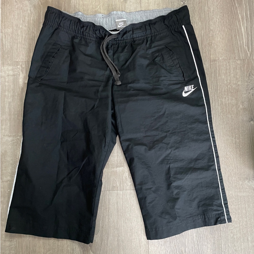 Nike vintage women's 3/4 length pants/capri shorts, lrg